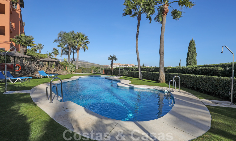 Luxe appartement te koop met privétuin en zeezicht in een luxueus vijfsterren golfresort in Benahavis - Marbella 33362