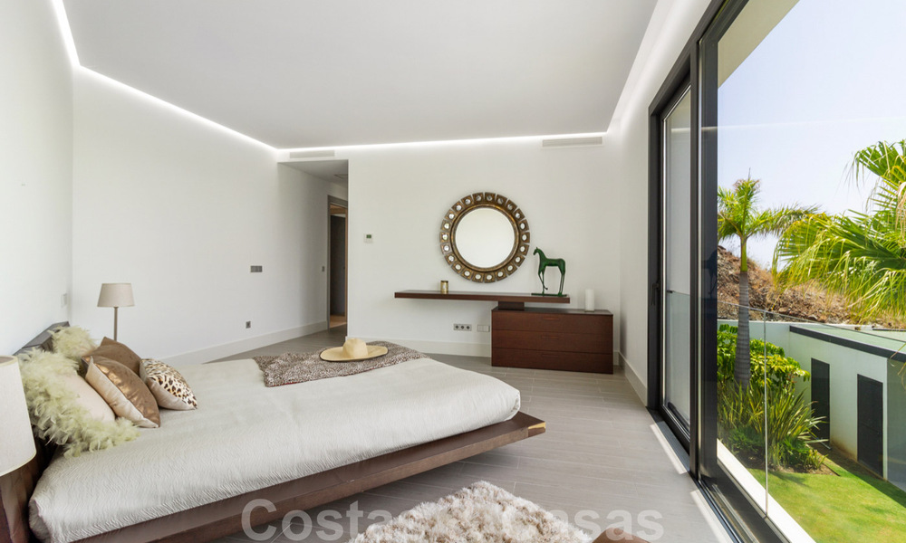 Instapklare exclusieve moderne luxevilla te koop in Benahavis - Marbella met schitterend open uitzicht over de golf en de zee 33511