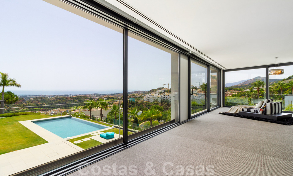 Instapklare exclusieve moderne luxevilla te koop in Benahavis - Marbella met schitterend open uitzicht over de golf en de zee 33522
