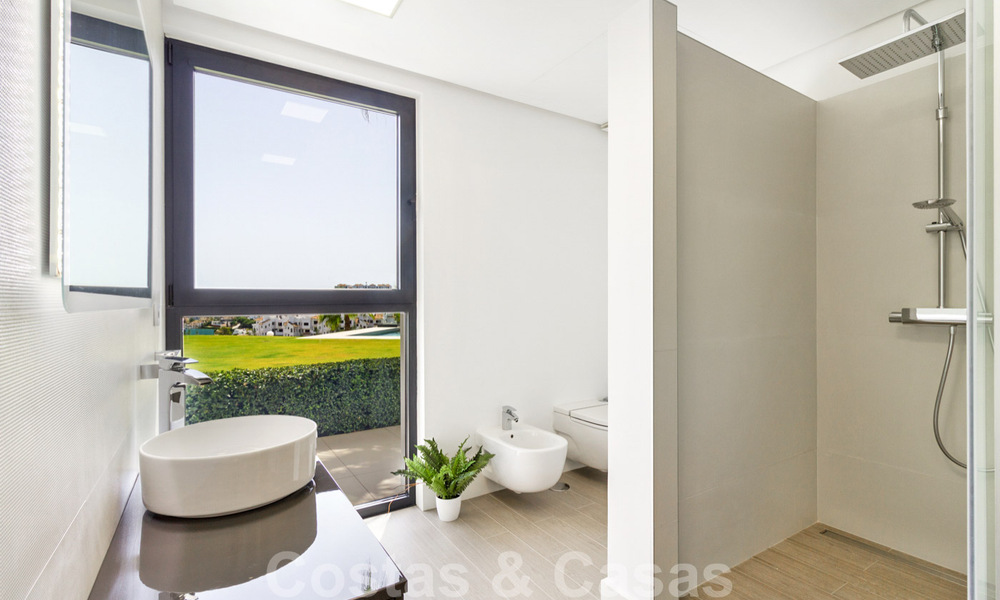 Instapklare exclusieve moderne luxevilla te koop in Benahavis - Marbella met schitterend open uitzicht over de golf en de zee 33527