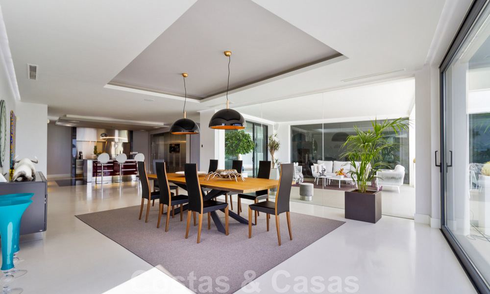 Instapklare exclusieve moderne luxevilla te koop in Benahavis - Marbella met schitterend open uitzicht over de golf en de zee 33537