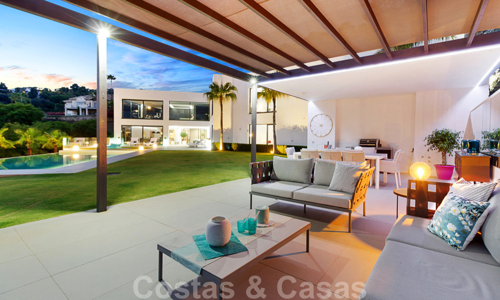 Instapklare exclusieve moderne luxevilla te koop in Benahavis - Marbella met schitterend open uitzicht over de golf en de zee 33553