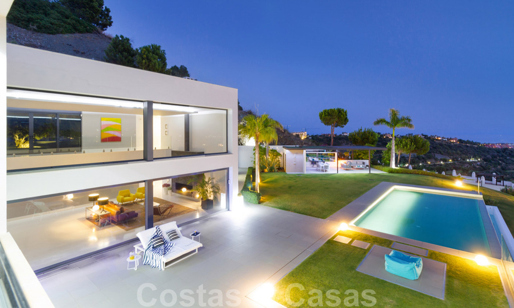 Instapklare exclusieve moderne luxevilla te koop in Benahavis - Marbella met schitterend open uitzicht over de golf en de zee 33554