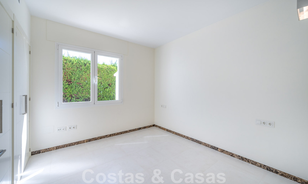 Instapklare, eerstelijns golf, nieuwe, moderne luxevilla te koop in Marbella - Benahavis met schitterend golfzicht 33500