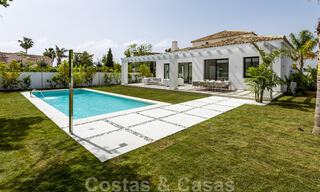 Eigentijdse mediterrane stijl nieuwe villa te koop nabij de golfbaan en het strand in Guadalmina Baja, Marbella 33674 