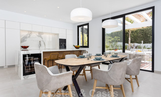 Eigentijdse mediterrane stijl nieuwe villa te koop nabij de golfbaan en het strand in Guadalmina Baja, Marbella 33693 