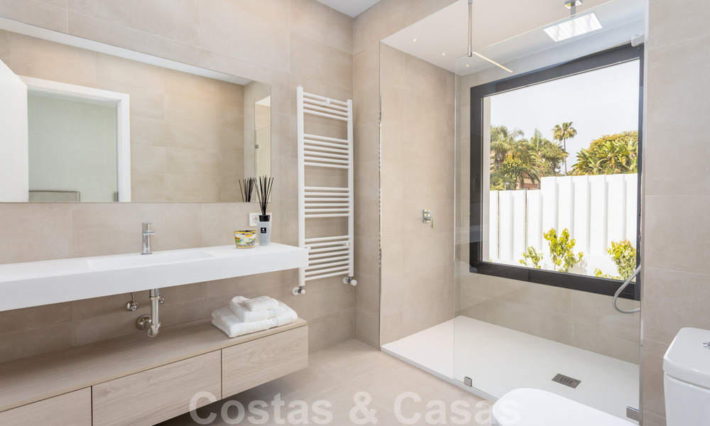 Eigentijdse mediterrane stijl nieuwe villa te koop nabij de golfbaan en het strand in Guadalmina Baja, Marbella 33702