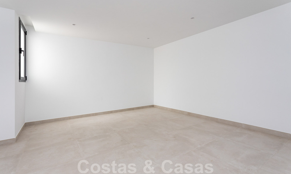 Eigentijdse mediterrane stijl nieuwe villa te koop nabij de golfbaan en het strand in Guadalmina Baja, Marbella 33721