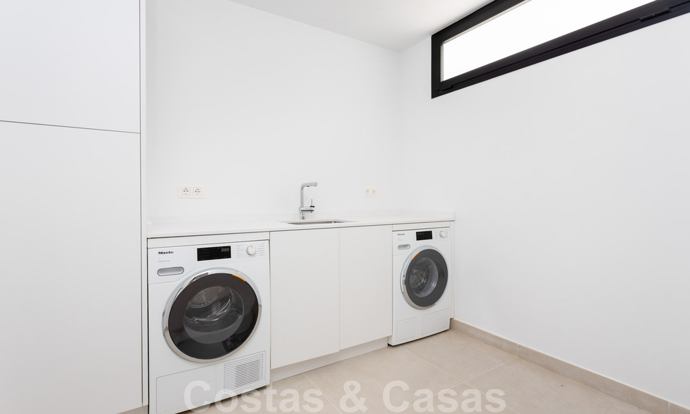 Eigentijdse mediterrane stijl nieuwe villa te koop nabij de golfbaan en het strand in Guadalmina Baja, Marbella 33722