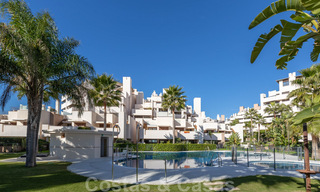 Modern penthouse appartement te koop in een eerstelijnsstrand complex met eigen zwembad en zeezicht, tussen Marbella en Estepona 33724 