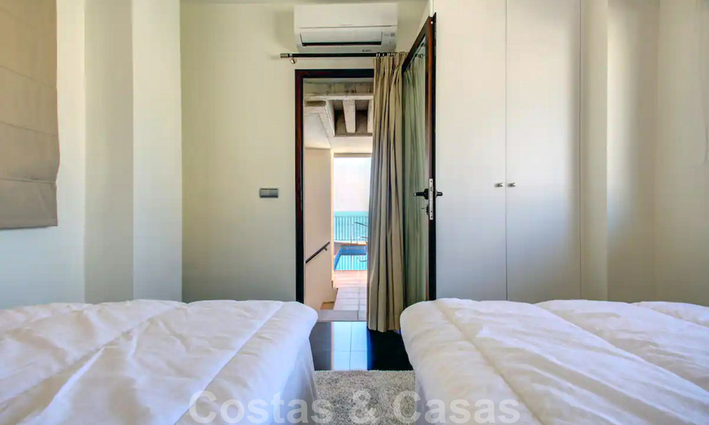 Modern penthouse appartement te koop in een eerstelijnsstrand complex met eigen zwembad en zeezicht, tussen Marbella en Estepona 33727