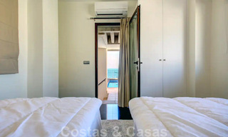 Modern penthouse appartement te koop in een eerstelijnsstrand complex met eigen zwembad en zeezicht, tussen Marbella en Estepona 33727 