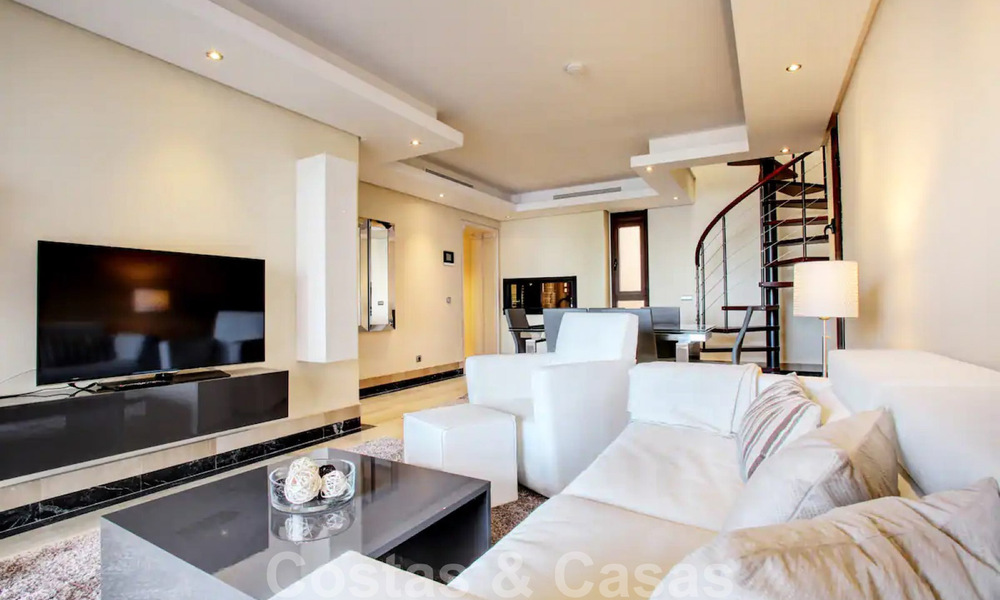 Modern penthouse appartement te koop in een eerstelijnsstrand complex met eigen zwembad en zeezicht, tussen Marbella en Estepona 33728