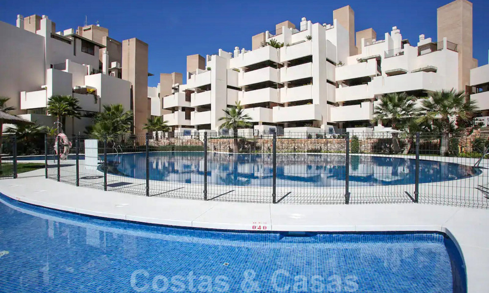 Modern penthouse appartement te koop in een eerstelijnsstrand complex met eigen zwembad en zeezicht, tussen Marbella en Estepona 33729