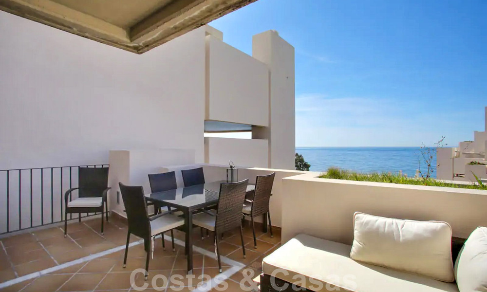 Modern penthouse appartement te koop in een eerstelijnsstrand complex met eigen zwembad en zeezicht, tussen Marbella en Estepona 33730