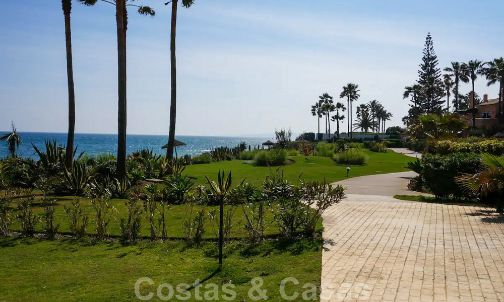 Modern penthouse appartement te koop in een eerstelijnsstrand complex met eigen zwembad en zeezicht, tussen Marbella en Estepona 33733