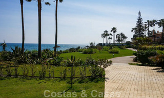 Modern penthouse appartement te koop in een eerstelijnsstrand complex met eigen zwembad en zeezicht, tussen Marbella en Estepona 33733 