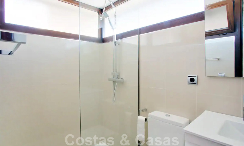 Modern penthouse appartement te koop in een eerstelijnsstrand complex met eigen zwembad en zeezicht, tussen Marbella en Estepona 33734