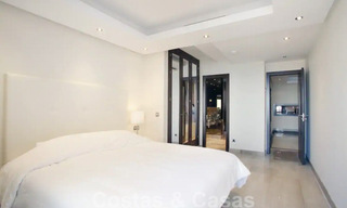 Modern penthouse appartement te koop in een eerstelijnsstrand complex met eigen zwembad en zeezicht, tussen Marbella en Estepona 33735 