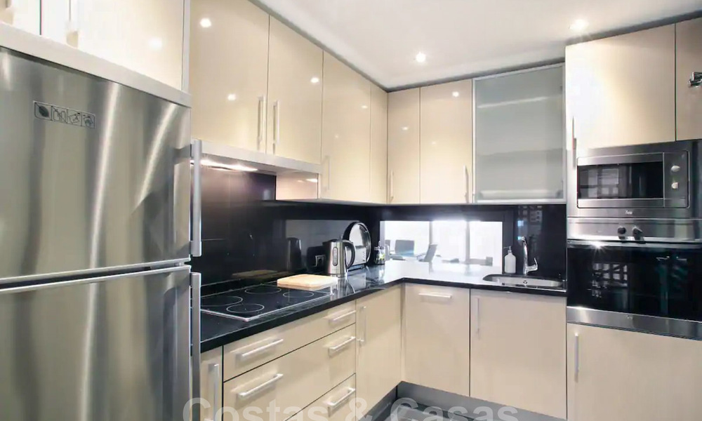 Modern penthouse appartement te koop in een eerstelijnsstrand complex met eigen zwembad en zeezicht, tussen Marbella en Estepona 33736