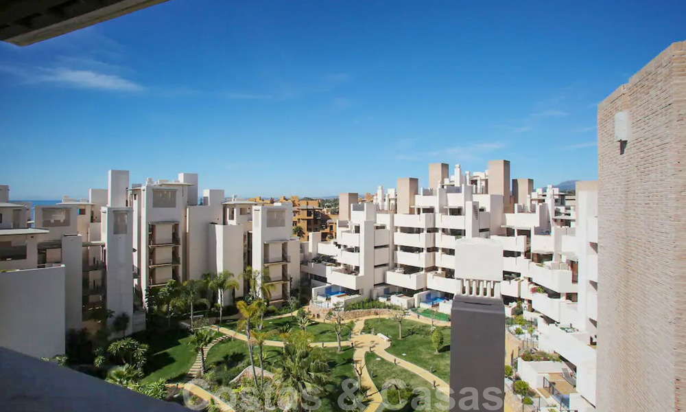 Modern penthouse appartement te koop in een eerstelijnsstrand complex met eigen zwembad en zeezicht, tussen Marbella en Estepona 33737