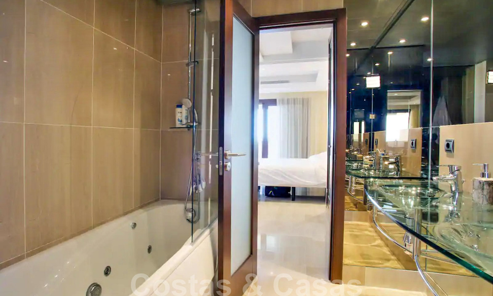 Modern penthouse appartement te koop in een eerstelijnsstrand complex met eigen zwembad en zeezicht, tussen Marbella en Estepona 33740
