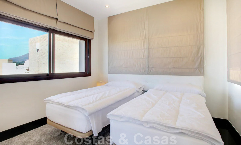 Modern penthouse appartement te koop in een eerstelijnsstrand complex met eigen zwembad en zeezicht, tussen Marbella en Estepona 33741