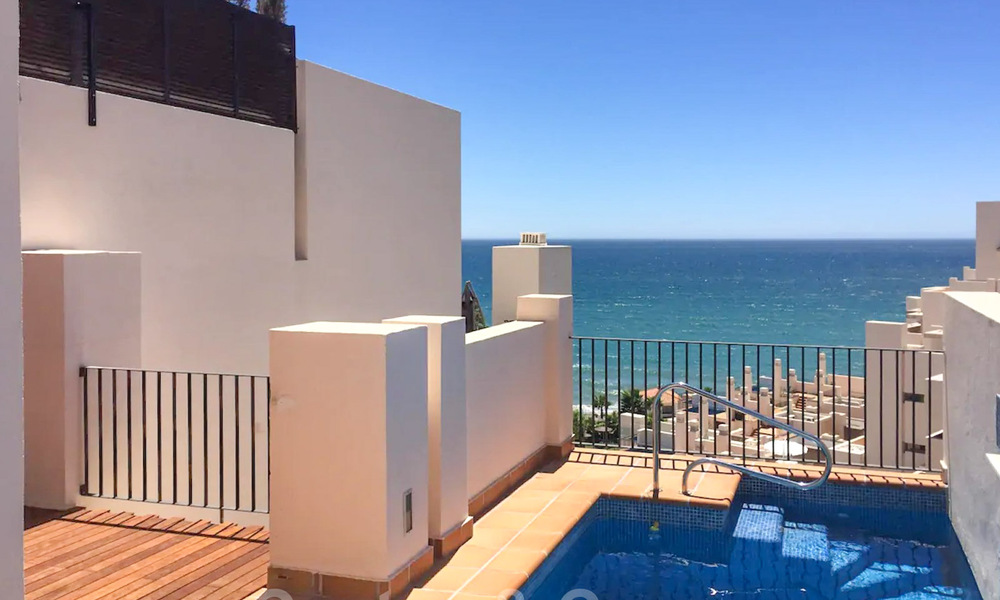 Modern penthouse appartement te koop in een eerstelijnsstrand complex met eigen zwembad en zeezicht, tussen Marbella en Estepona 33743