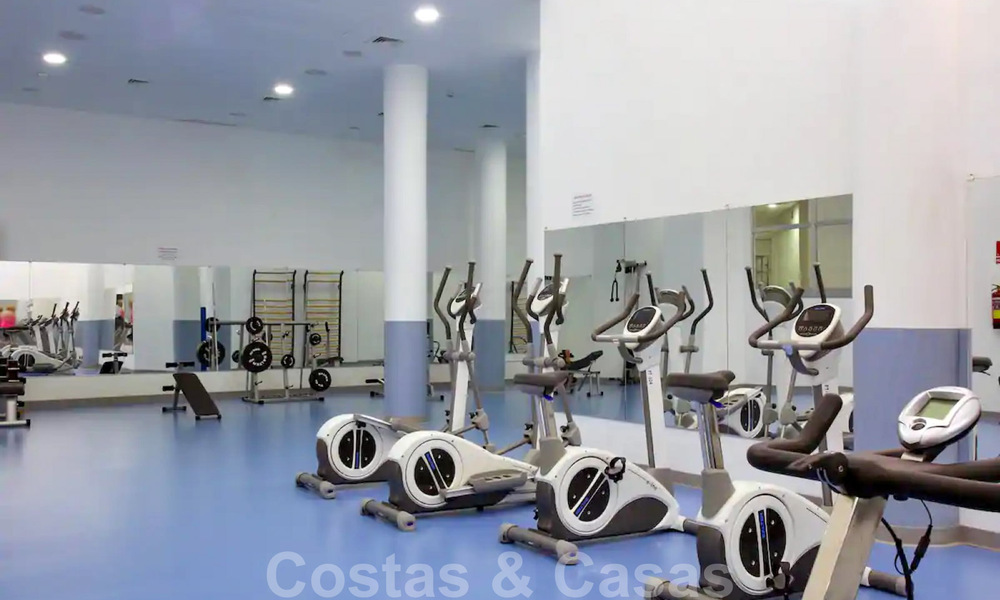 Modern penthouse appartement te koop in een eerstelijnsstrand complex met eigen zwembad en zeezicht, tussen Marbella en Estepona 33744