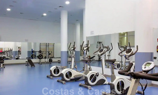 Modern penthouse appartement te koop in een eerstelijnsstrand complex met eigen zwembad en zeezicht, tussen Marbella en Estepona 33744 