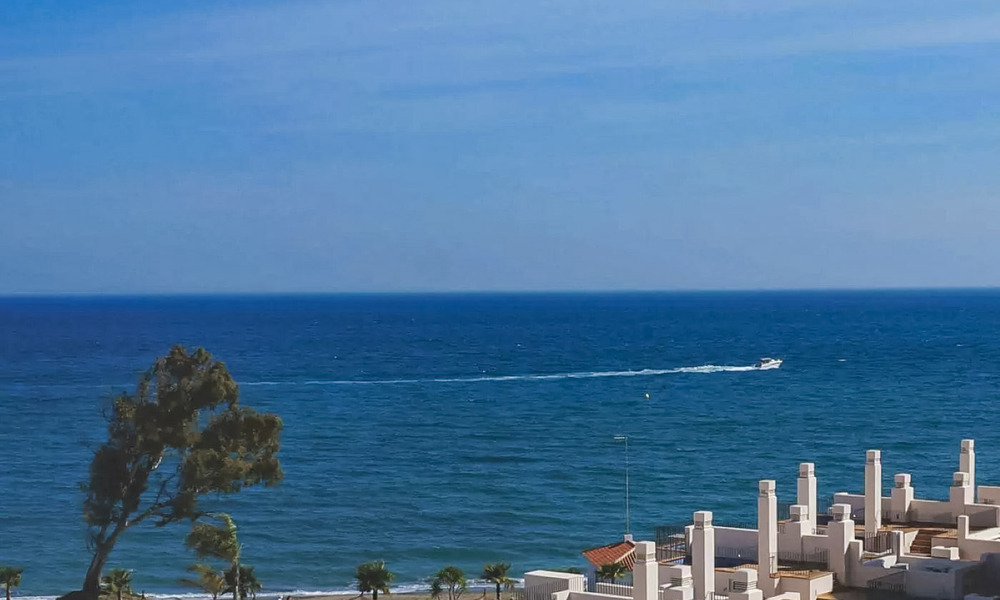 Modern penthouse appartement te koop in een eerstelijnsstrand complex met eigen zwembad en zeezicht, tussen Marbella en Estepona 33745