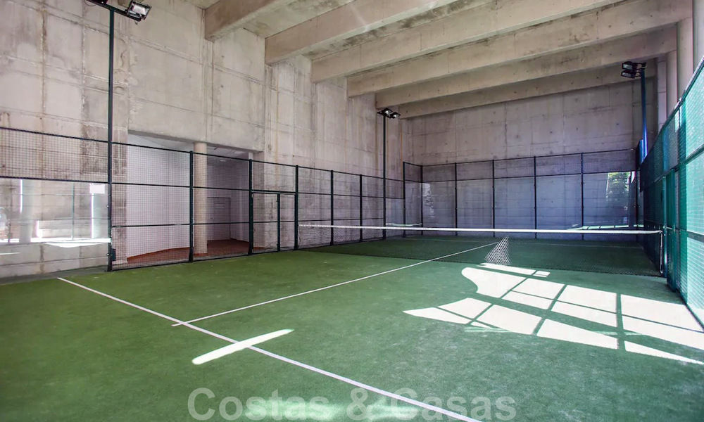 Modern penthouse appartement te koop in een eerstelijnsstrand complex met eigen zwembad en zeezicht, tussen Marbella en Estepona 33746