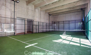 Modern penthouse appartement te koop in een eerstelijnsstrand complex met eigen zwembad en zeezicht, tussen Marbella en Estepona 33746 