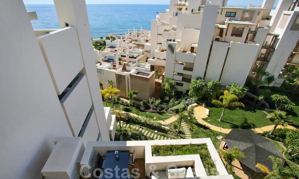 Modern penthouse appartement te koop in een eerstelijnsstrand complex met eigen zwembad en zeezicht, tussen Marbella en Estepona 33748