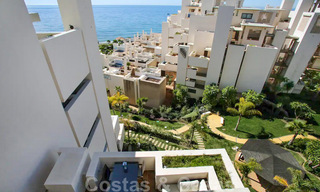 Modern penthouse appartement te koop in een eerstelijnsstrand complex met eigen zwembad en zeezicht, tussen Marbella en Estepona 33748 