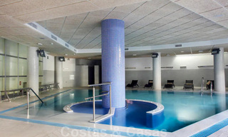 Modern penthouse appartement te koop in een eerstelijnsstrand complex met eigen zwembad en zeezicht, tussen Marbella en Estepona 33749 