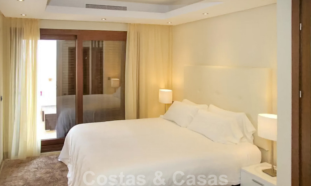 Modern penthouse appartement te koop in een eerstelijnsstrand complex met eigen zwembad en zeezicht, tussen Marbella en Estepona 33750