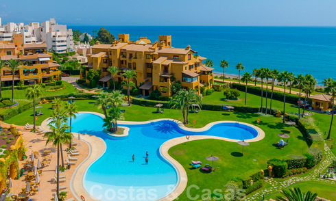 Spectaculair penthouse met privé zwembad en panoramisch zeezicht in een eerstelijnsstrand luxecomplex te koop, New Golden Mile, Marbella - Estepona 34030