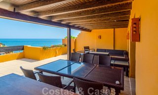 Spectaculair penthouse met privé zwembad en panoramisch zeezicht in een eerstelijnsstrand luxecomplex te koop, New Golden Mile, Marbella - Estepona 34039 