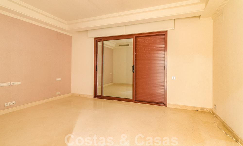 Spectaculair penthouse met privé zwembad en panoramisch zeezicht in een eerstelijnsstrand luxecomplex te koop, New Golden Mile, Marbella - Estepona 34051