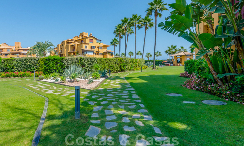 Spectaculair penthouse met privé zwembad en panoramisch zeezicht in een eerstelijnsstrand luxecomplex te koop, New Golden Mile, Marbella - Estepona 34060