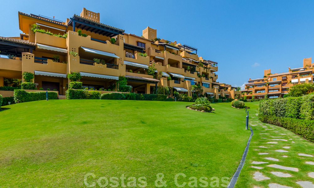Spectaculair penthouse met privé zwembad en panoramisch zeezicht in een eerstelijnsstrand luxecomplex te koop, New Golden Mile, Marbella - Estepona 34061