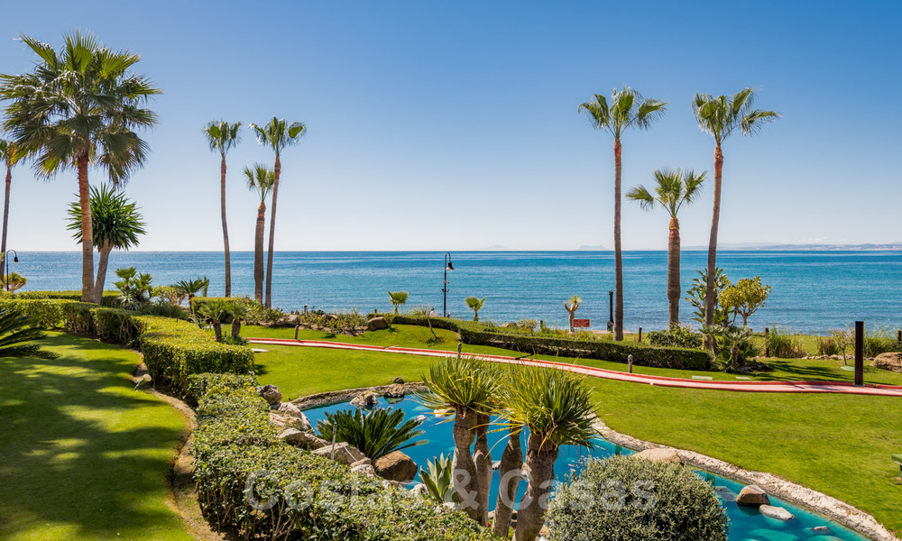 Eerstelijnsstrand luxe tuinappartement te koop in een exclusief complex tussen Marbella en Estepona 34204