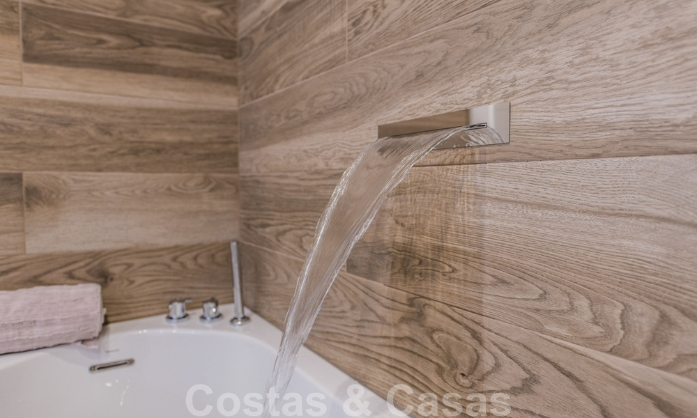 Eerstelijnsstrand luxe tuinappartement te koop in een exclusief complex tussen Marbella en Estepona 34205