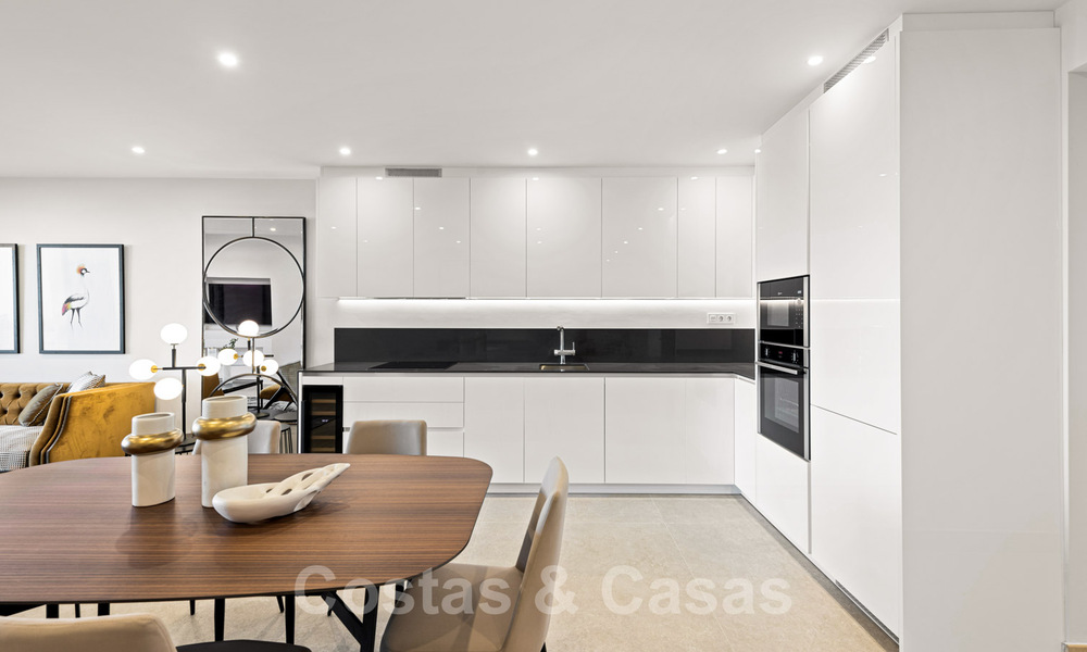 Eerstelijnsstrand luxe tuinappartement te koop in een exclusief complex tussen Marbella en Estepona 34206