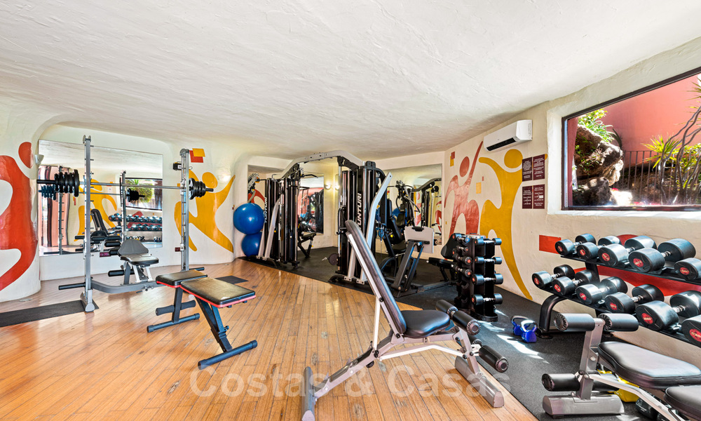 Eerstelijnsstrand luxe tuinappartement te koop in een exclusief complex tussen Marbella en Estepona 34208