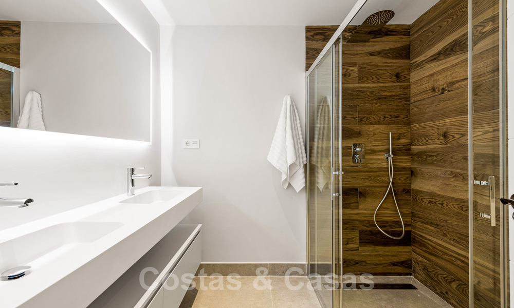 Eerstelijnsstrand luxe tuinappartement te koop in een exclusief complex tussen Marbella en Estepona 34211