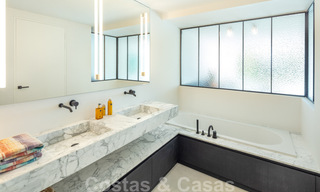 Moderne mediterrane design villa te koop met panoramisch zeezicht in Cascada de Camojan, Golden Mile, Marbella 34295 