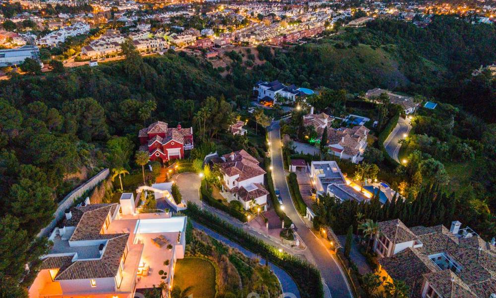 Moderne mediterrane design villa te koop met panoramisch zeezicht in Cascada de Camojan, Golden Mile, Marbella 34320