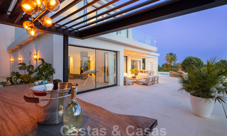 Moderne mediterrane design villa te koop met panoramisch zeezicht in Cascada de Camojan, Golden Mile, Marbella 34322 